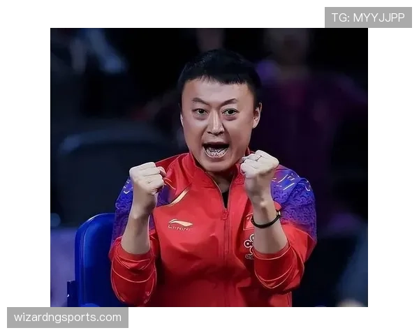 马琳安静刷手机，旁边却是掉金子的不二家，你说这生活差得哪去了？
